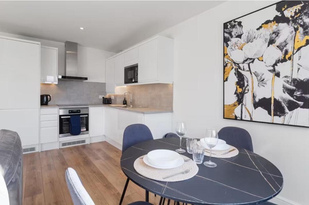 Large 2 Bed Lewisham Catford - Long Allowed London